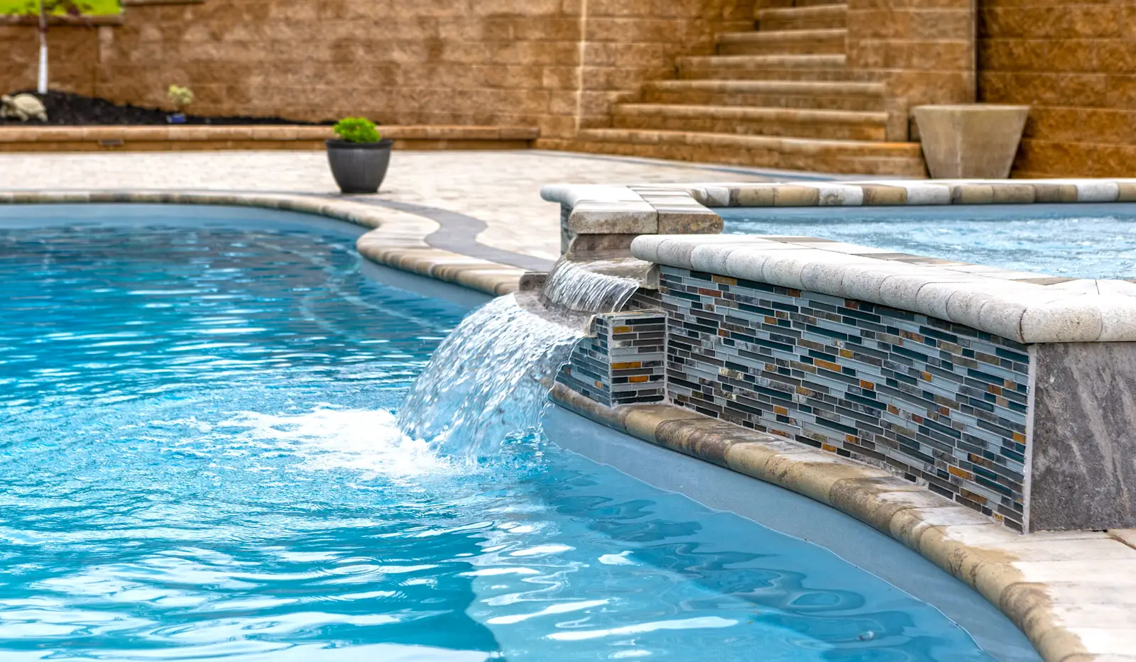 Chlorine vs Salt Water Pool: Helping Your Customers Make an Informed Choice